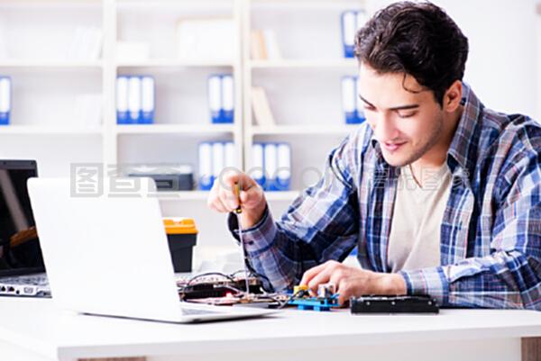 維修車間計算機的專業修理工